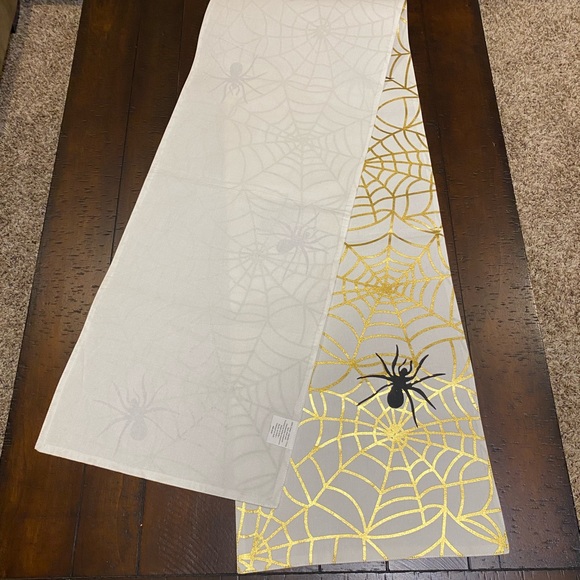 73” BLACK, WHITE & GOLD SPIDERWEB TABLERUNNER - Picture 4 of 6